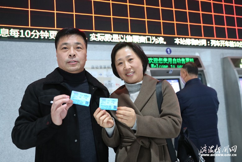 我縣群眾昨踴躍購(gòu)買車票在家門口過把“高鐵癮”