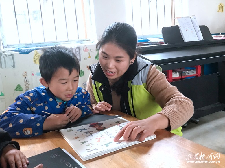 縣“青橙之家”向八灘鎮(zhèn)4所村小學捐贈物品