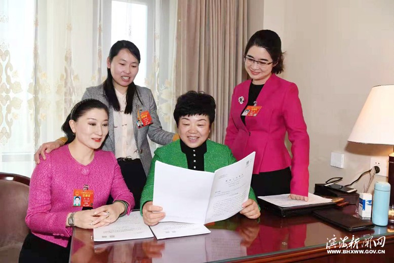 錢加艷和女代表們學(xué)習(xí)交流政府工作報告