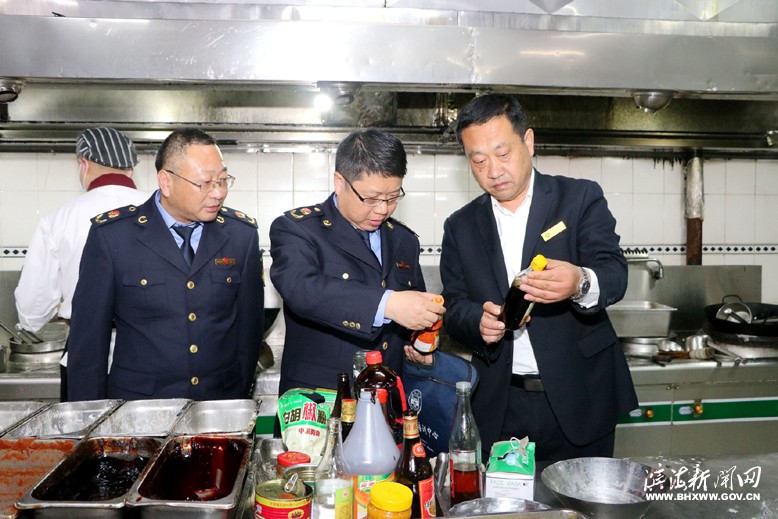 縣市場監(jiān)管局工作人員檢查高考、中考期間餐飲服務(wù)安全監(jiān)管工作