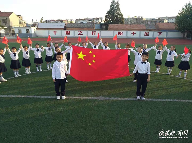 縣實驗小學(xué)新建南路校區(qū)一年級開展“我與國旗合張影，我向祖國送祝?！敝黝}活動
