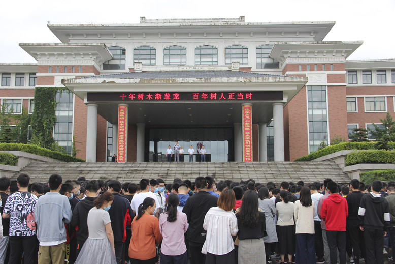 濱海中學(xué)2020屆高三年級同學(xué)參加最后一次集體升旗儀式