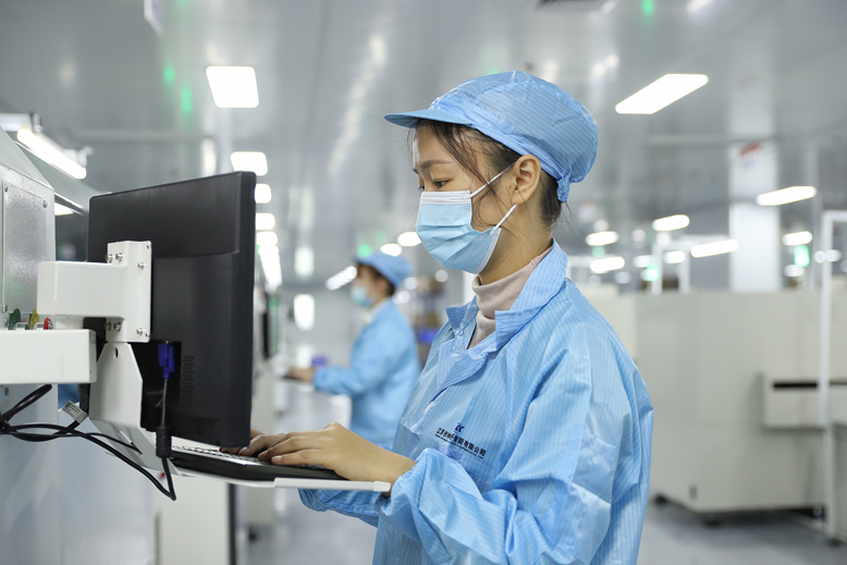 江蘇創(chuàng)坤電子智能公司員工調試設備
