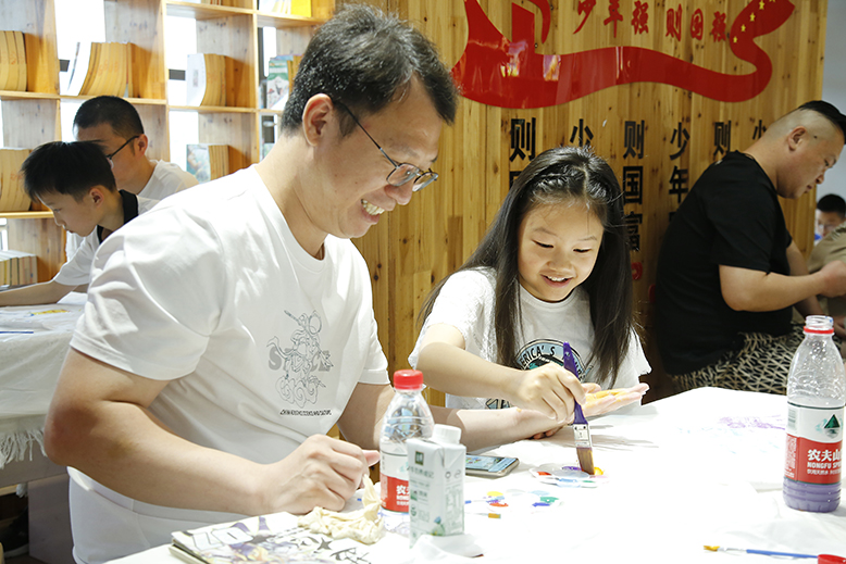 “父愛如‘衫’感恩永存”親子T恤彩繪活動(dòng)