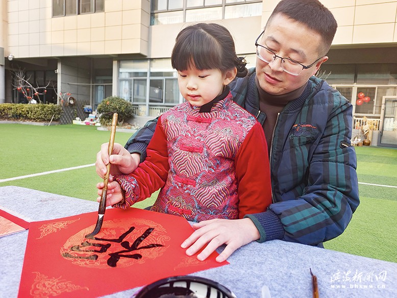 縣機(jī)關(guān)幼兒園舉行“迎新年、福來到”親子活動